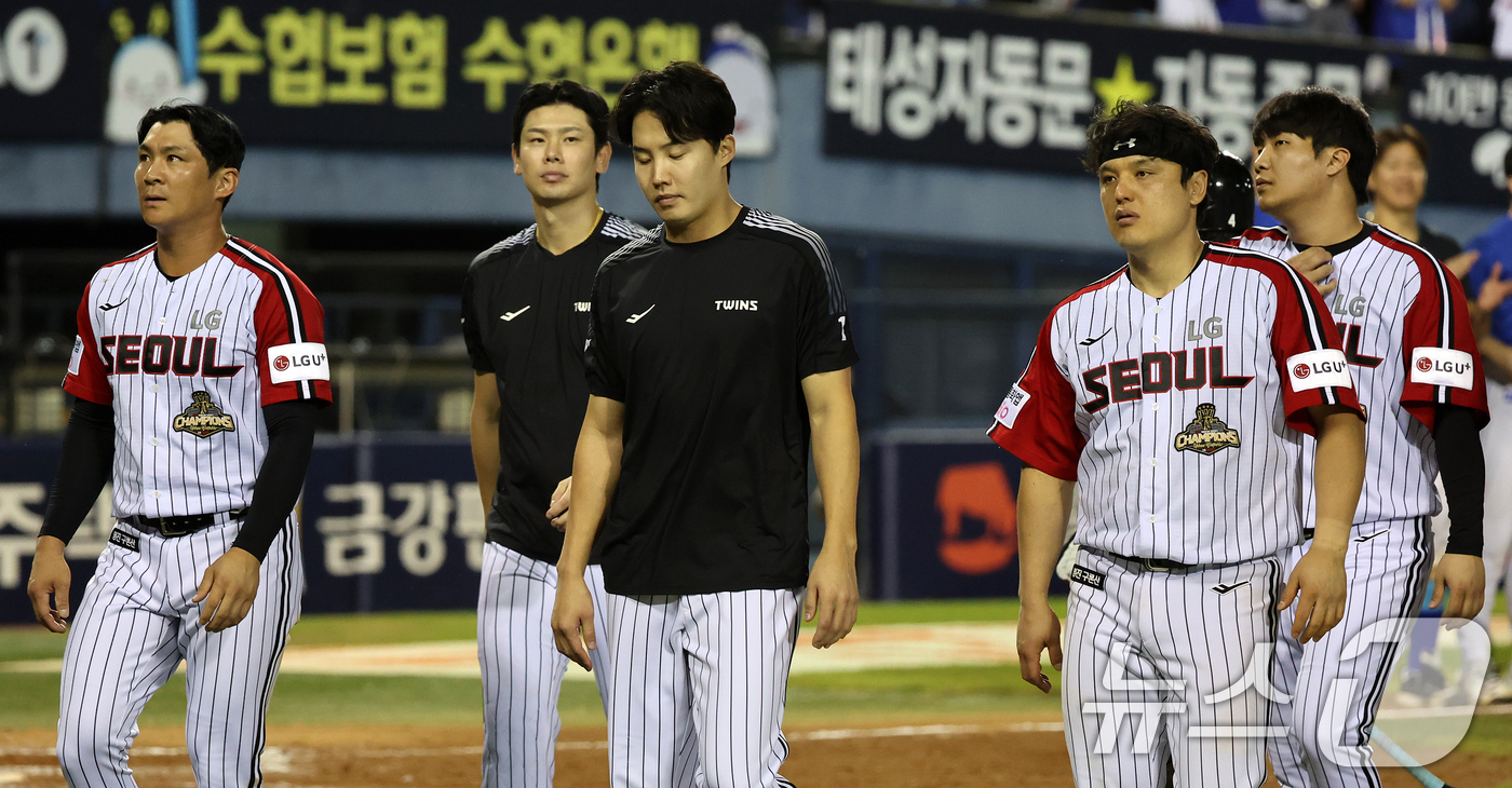 (서울=뉴스1) 김진환 기자 = 6일 오후 서울 송파구 잠실야구장에서 열린 프로야구 '2026 신한은행 SOL KBO리그' 삼성 라이온즈와 LG 트윈스의 경기, 4대10으로 패배한 …