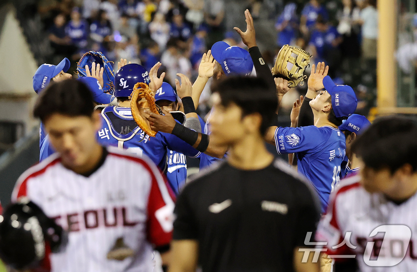 (서울=뉴스1) 김진환 기자 = 6일 오후 서울 송파구 잠실야구장에서 열린 프로야구 '2026 신한은행 SOL KBO리그' 삼성 라이온즈와 LG 트윈스의 경기, 10대4 승리를 거 …