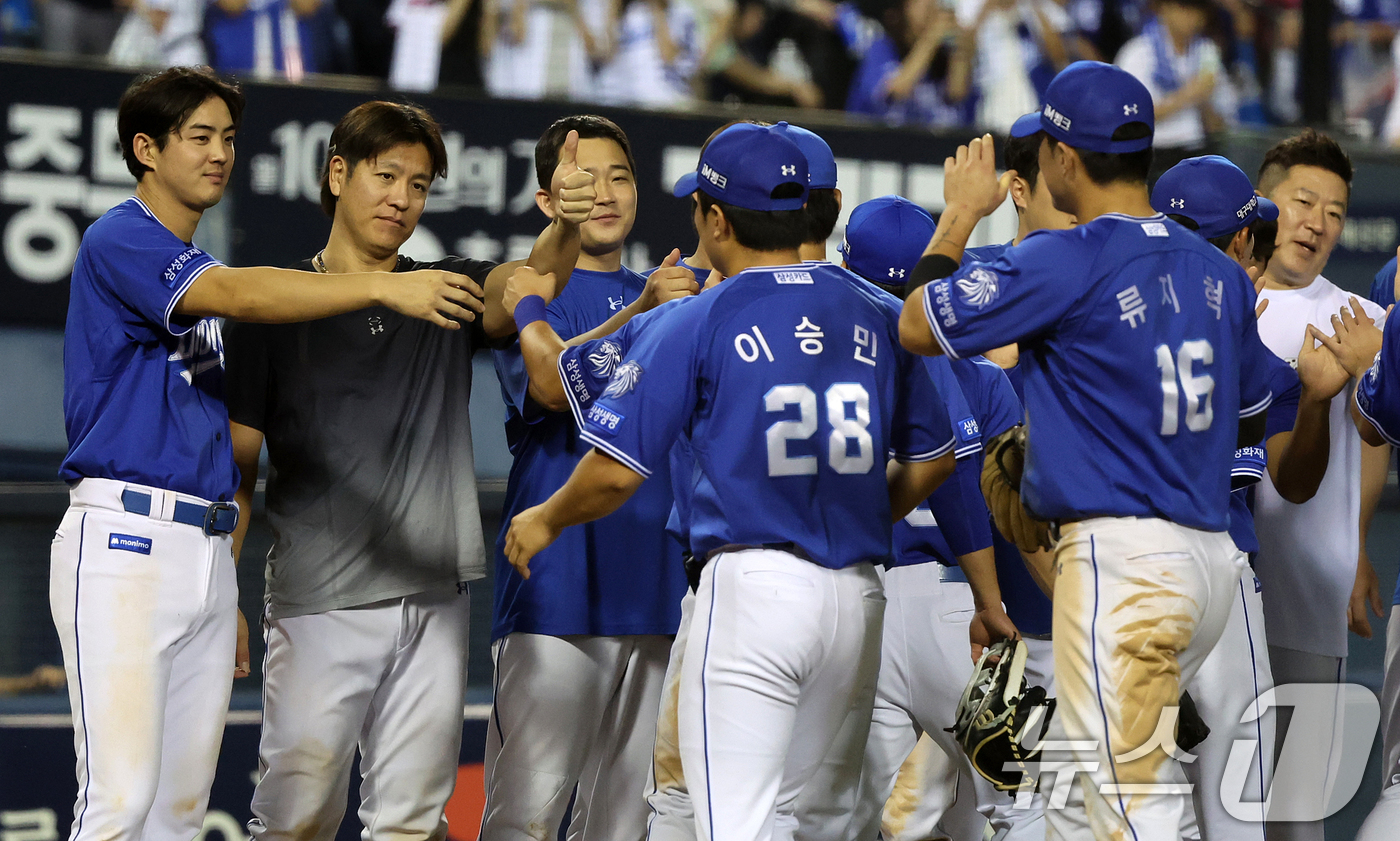 (서울=뉴스1) 김진환 기자 = 6일 오후 서울 송파구 잠실야구장에서 열린 프로야구 '2026 신한은행 SOL KBO리그' 삼성 라이온즈와 LG 트윈스의 경기, 10대4 승리를 거 …