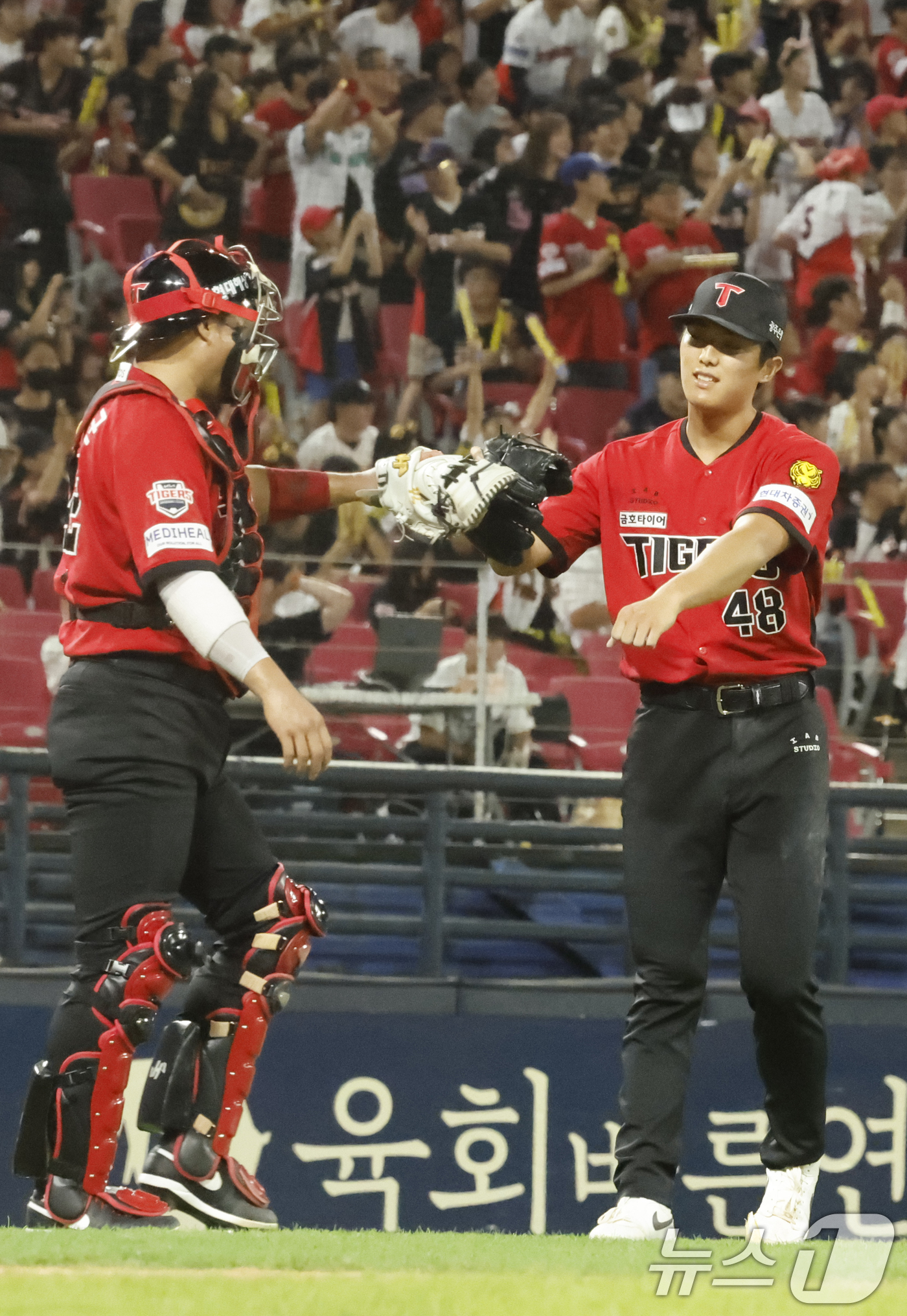 (광주=뉴스1) 김태성 기자 = 6일 광주 챔피언스필드에서 열린 2026 신한 SOL KBO리그 KIA 타이거즈와 KT위즈 경기에서 8대3으로 승리를 KIA 이의리가 김태군 선수와 …
