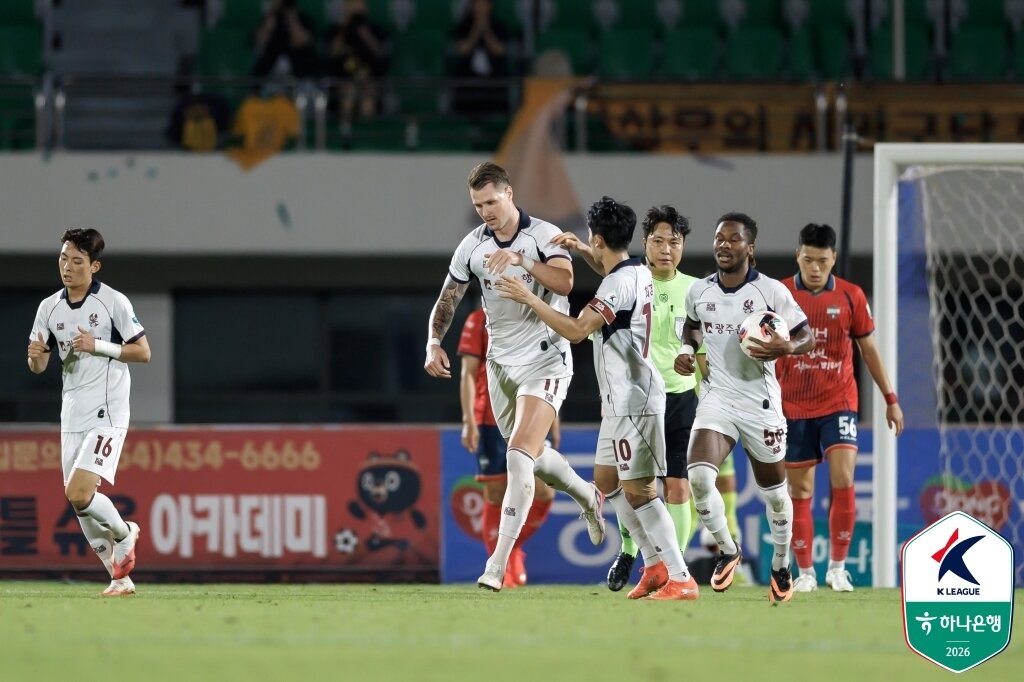 본문 이미지 - 김천과 광주가 2-2 무승부를 거뒀다.(한국프로축구연맹 제공) 