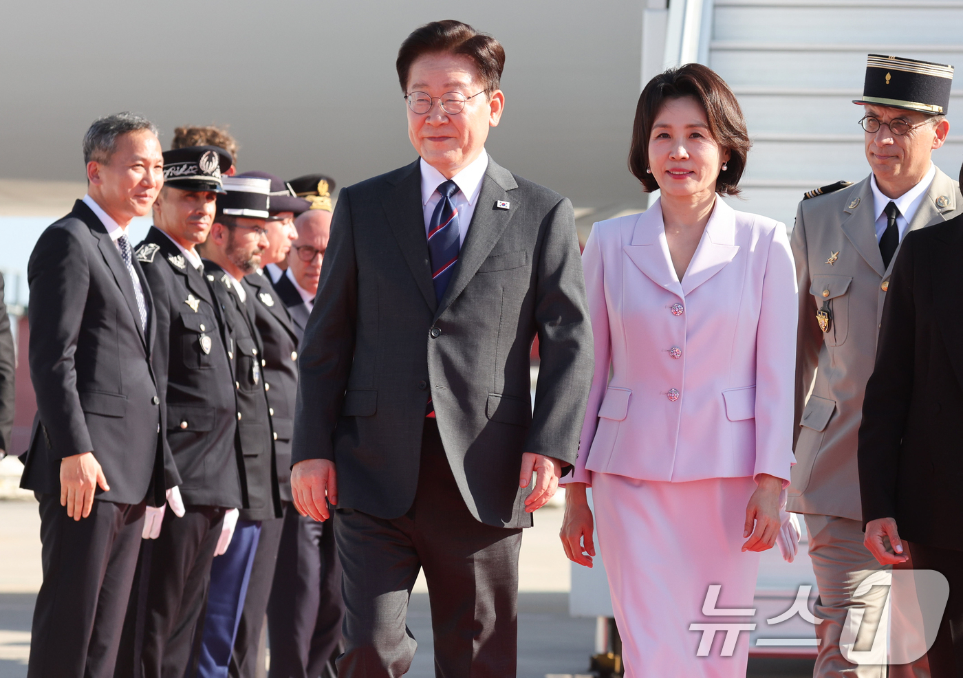 (니스(프랑스)=뉴스1) 이재명 기자 = 프랑스를 국빈 방문 중인 이재명 대통령과 김혜경 여사가 6일(현지시간) 프랑스 니스 코트다쥐르 공항에 도착한 공군 1호기에서 내려 이동하고 …