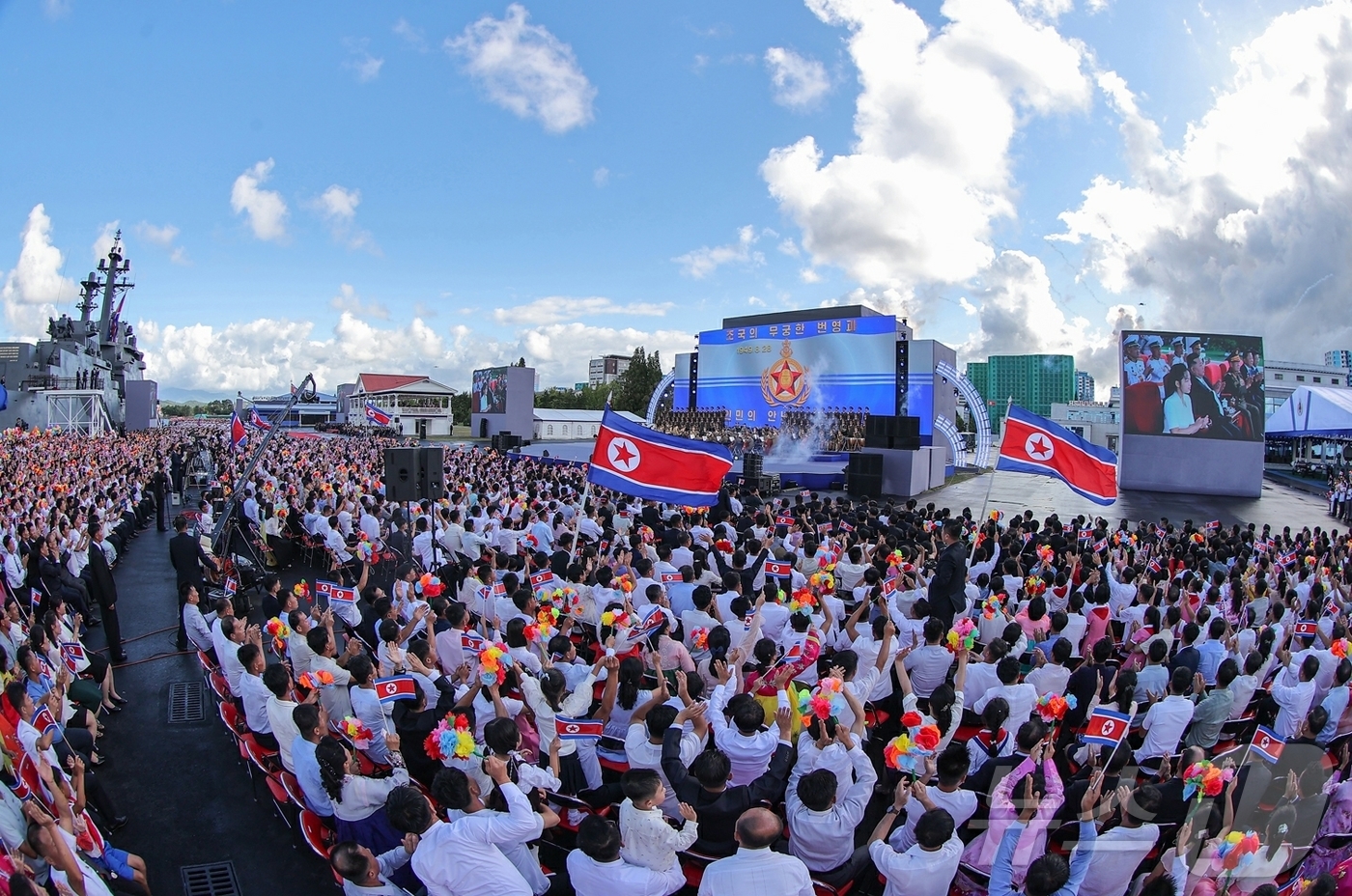 (평양 노동신문=뉴스1) = 북한이 5000톤급 신형 구축함의 두 번째 함인 '강건'호의 취역식을 개최했다고 노동당 기관지 노동신문이 7일 밝혔다. 김정은 노동당 총비서도 취역식에 …