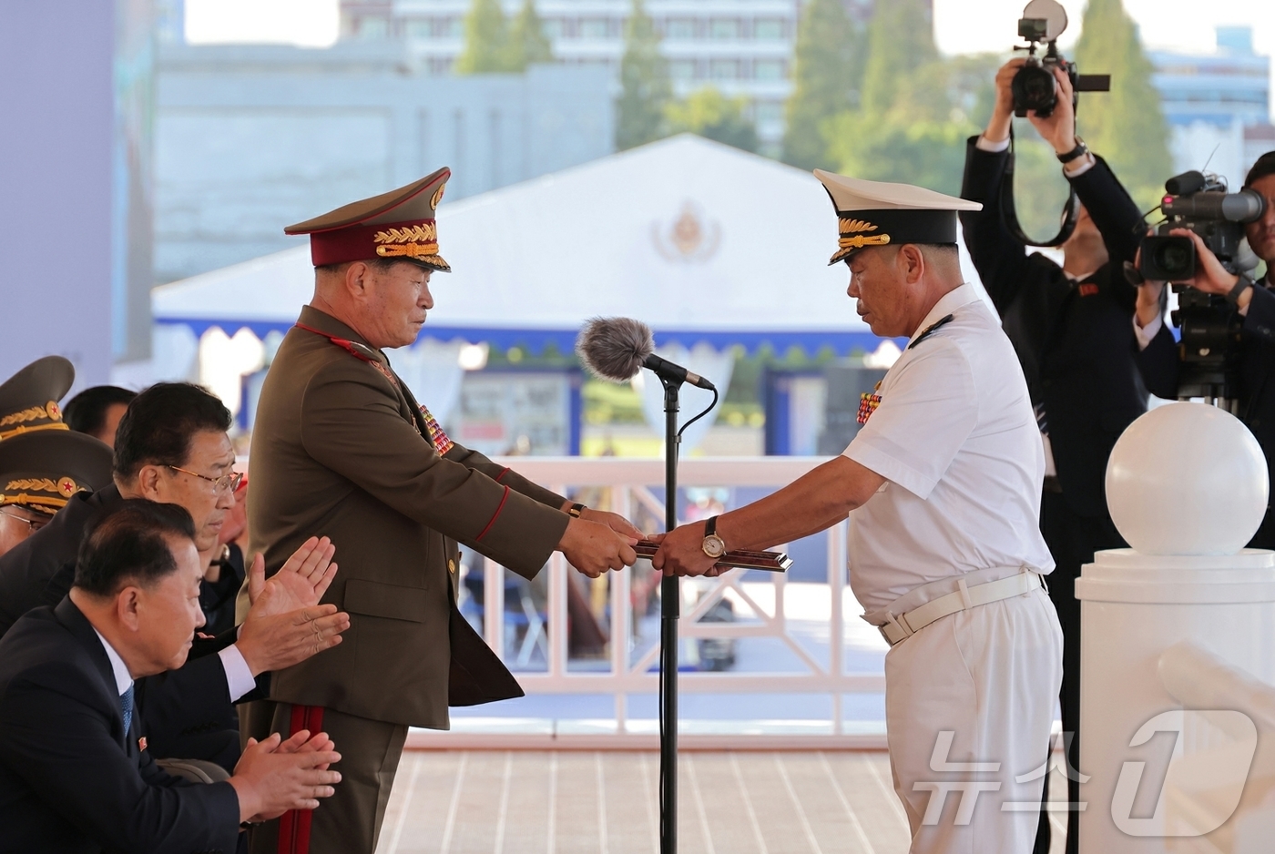 (평양 노동신문=뉴스1) = 북한이 5000톤급 신형 구축함의 두 번째 함인 '강건'호의 취역식을 개최했다고 노동당 기관지 노동신문이 7일 밝혔다. [국내에서만 사용가능. 재배포 …
