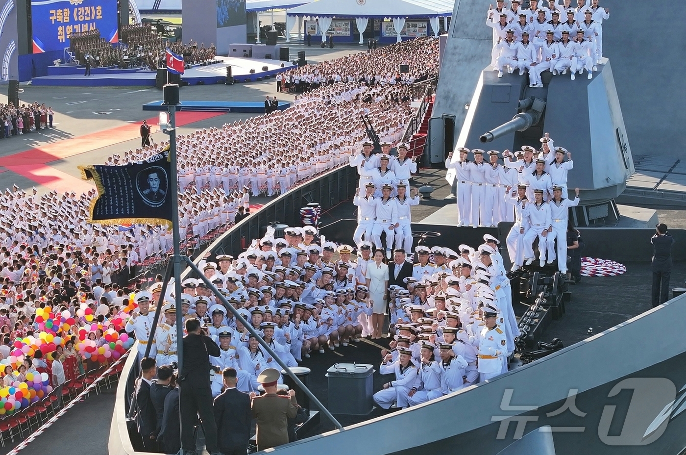 (평양 노동신문=뉴스1) = 북한이 5000톤급 신형 구축함의 두 번째 함인 '강건'호의 취역식을 개최했다고 노동당 기관지 노동신문이 7일 밝혔다. [국내에서만 사용가능. 재배포 …