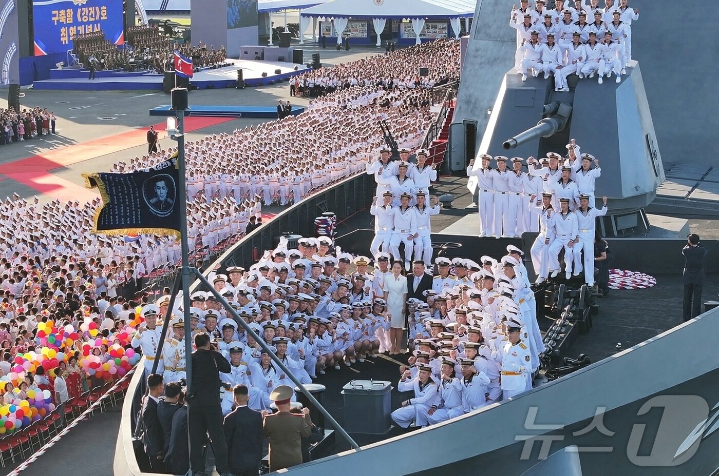본문 이미지 - (평양 노동신문=뉴스1) = 북한이 5000톤급 신형 구축함의 두 번째 함인 '강건'호의 취역식을 개최했다고 노동당 기관지 노동신문이 7일 밝혔다. [국내에서만 사용가능. 재배포 금지. DB 금지. For Use Only in the Republic of Korea. Redistribution Prohibited] rodongphoto@news1.kr