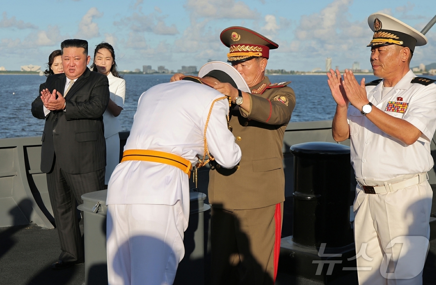 (평양 노동신문=뉴스1) = 북한이 5000톤급 신형 구축함의 두 번째 함인 '강건'호의 취역식을 개최했다고 노동당 기관지 노동신문이 7일 밝혔다. [국내에서만 사용가능. 재배포 …