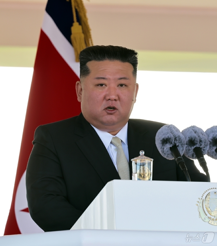 (평양 노동신문=뉴스1) = 북한이 5000톤급 신형 구축함의 두 번째 함인 '강건'호의 취역식을 개최했다고 노동당 기관지 노동신문이 7일 밝혔다. 김정은 노동당 총비서도 취역식에 …