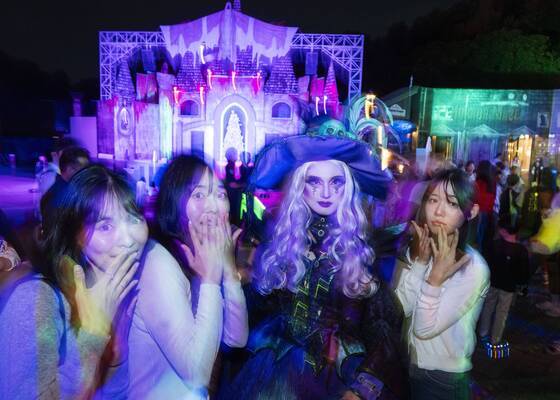 본문 이미지 - 에버랜드가 오는 12일부터 호러 테마존 '블러드시티 제로 : 지옥의 문'을 연다고 7일 밝혔다. 올가을 펼쳐지는 블러드시티에서는 이석훈 영화감독과 협업해 제작한 국내 최초의 야외 호러 이머시브 라이브 공연을 만나볼 수 있다. 에버랜드가 지난해 선보였던 '블러드시티' 테마존에서 모델들이 기념촬영을 하고 있다. (삼성물산 리조트부문 제공. 재판매 및 DB금지) 2026.9.7 ⓒ 뉴스1