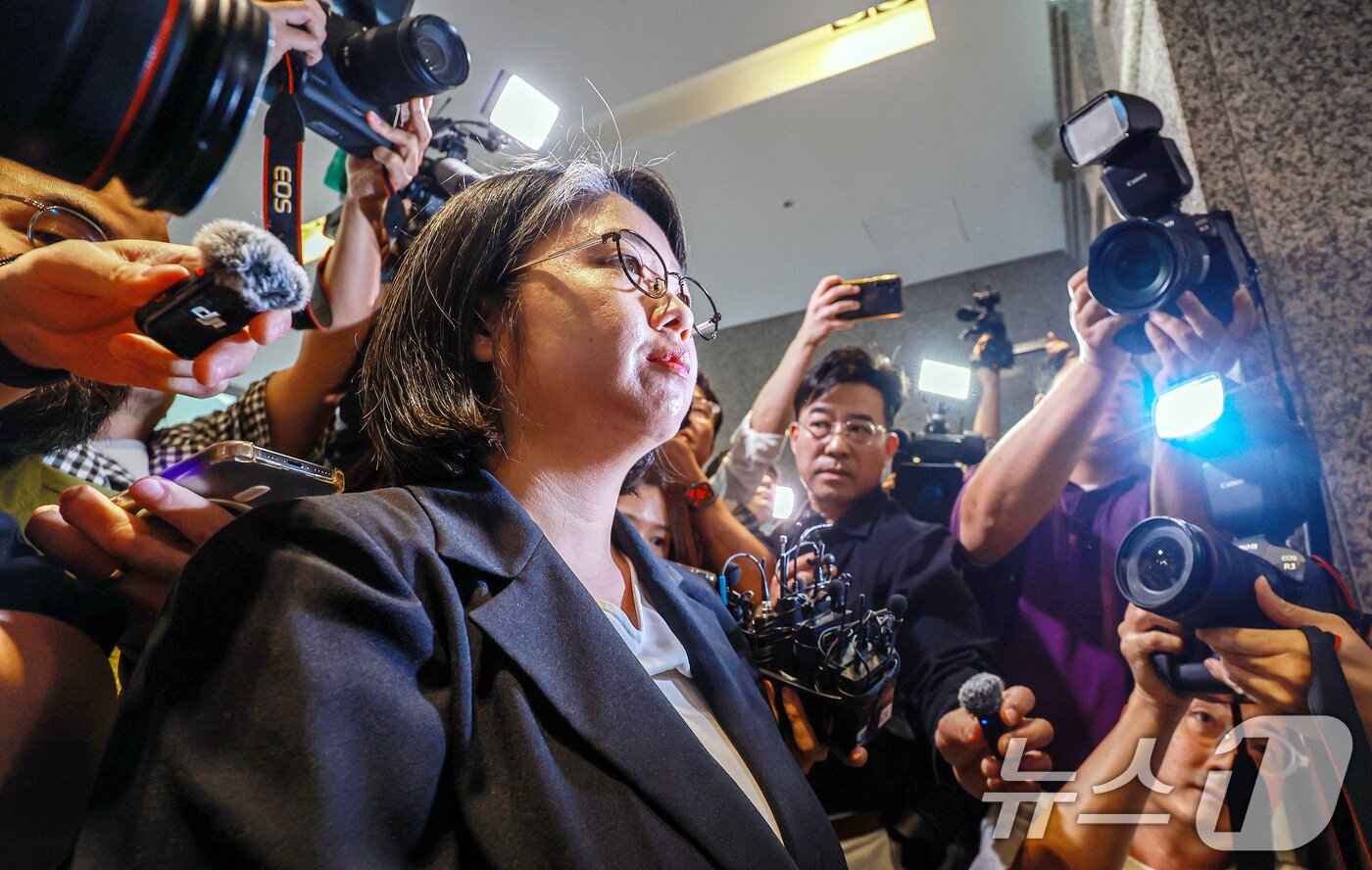본문 이미지 - 용혜인 성평등가족부 장관 후보자가 서울 서대문구 한국청소년활동진흥원에 마련된 인사청문회 준비 사무실로 출근하고 있다. 2026.9.7 ⓒ 뉴스1 이호윤 기자