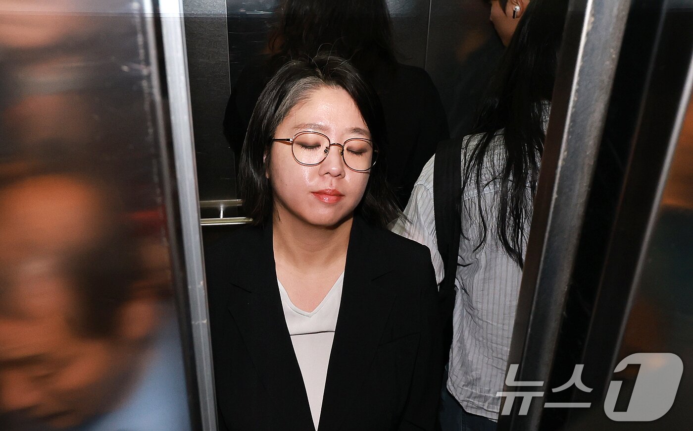 본문 이미지 - 용혜인 성평등가족부 장관 후보자가 7일 서울 서대문구 한국청소년활동진흥원에 마련된 인사청문회 준비 사무실로 출근하고 있다. 2026.9.7 ⓒ 뉴스1 이호윤 기자