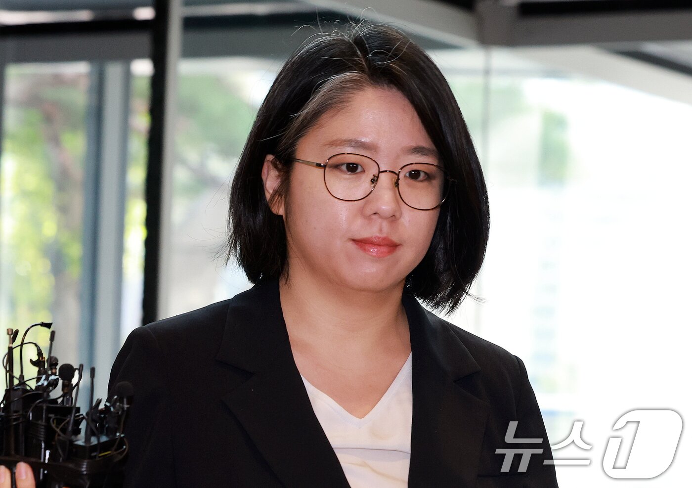 본문 이미지 - 용혜인 성평등가족부 장관 후보자가 7일 서울 서대문구 한국청소년활동진흥원에 마련된 인사청문회 준비 사무실로 출근하고 있다. 2026.9.7 ⓒ 뉴스1 이호윤 기자