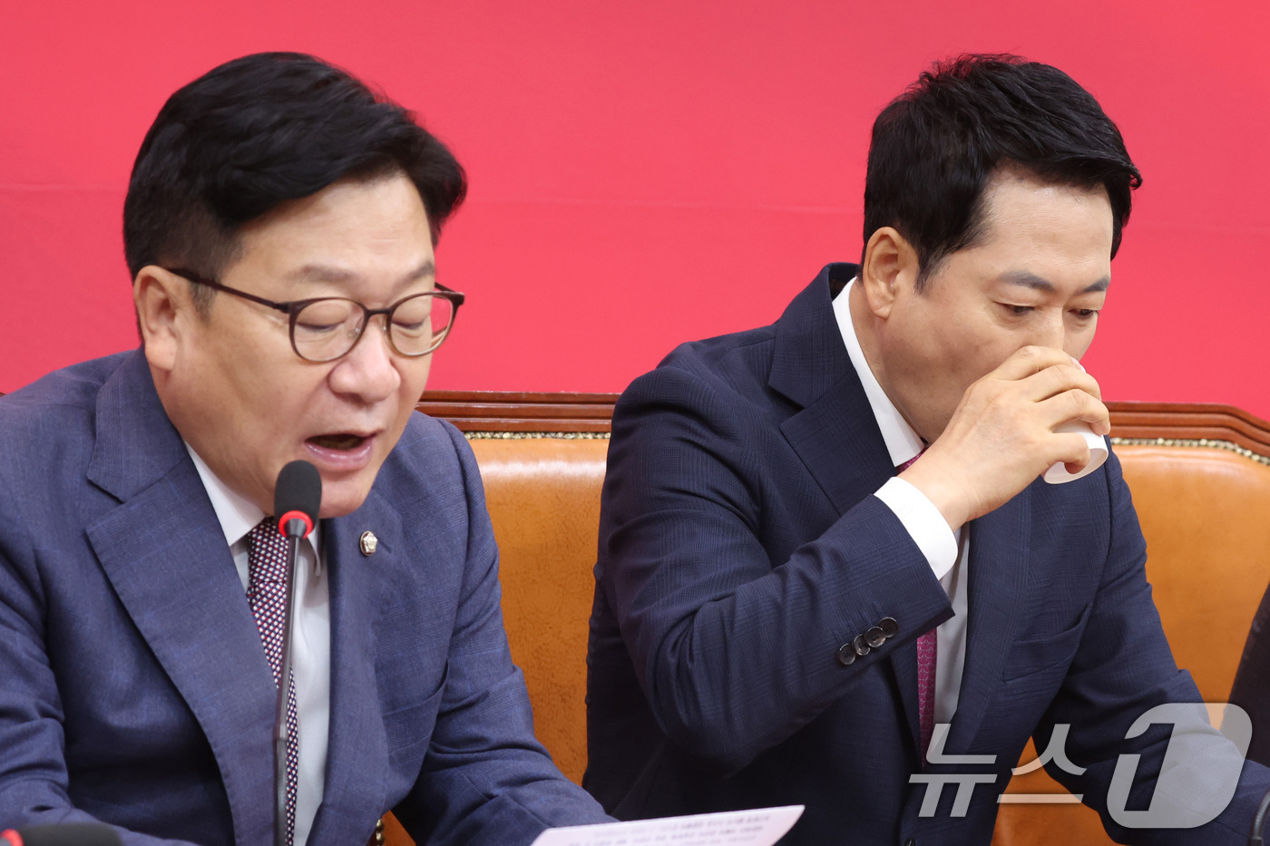 (서울=뉴스1) 신웅수 기자 = 장동혁 국민의힘 대표가 7일 서울 여의도 국회에서 열린 최고위원회의에서 목을 축이고 있다. 2026.9.7/뉴스1