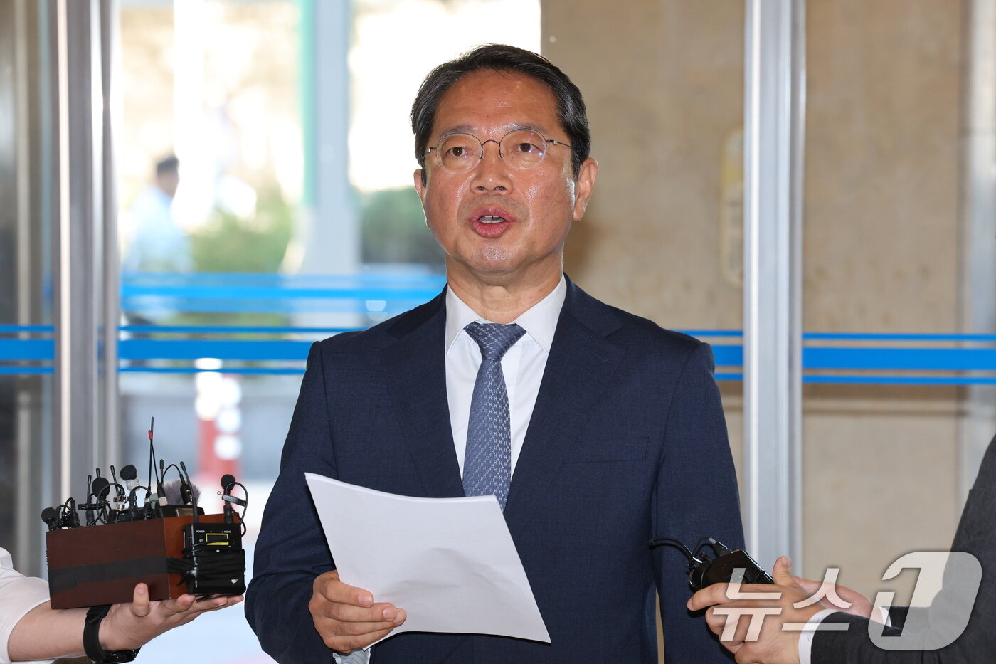 본문 이미지 - 김승원 법무부 장관 후보자가 7일 오전 서울 종로구 적선현대빌딩에 마련된 인사청문회 준비사무실로 출근하며 신약 승인 청탁 의혹 등과 관련한 취재진의 질문에 답하고 있다. 2026.9.7 ⓒ 뉴스1 이광호 기자