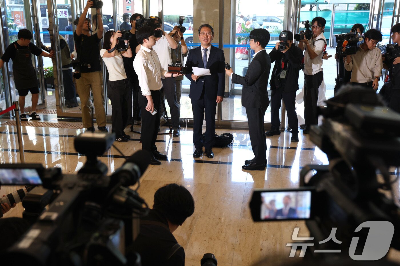 본문 이미지 - 김승원 법무부 장관 후보자가 7일 오전 서울 종로구 적선현대빌딩에 마련된 인사청문회 준비사무실로 출근하며 신약 승인 청탁 의혹 등과 관련한 취재진의 질문에 답하고 있다. 2026.9.7 ⓒ 뉴스1 이광호 기자