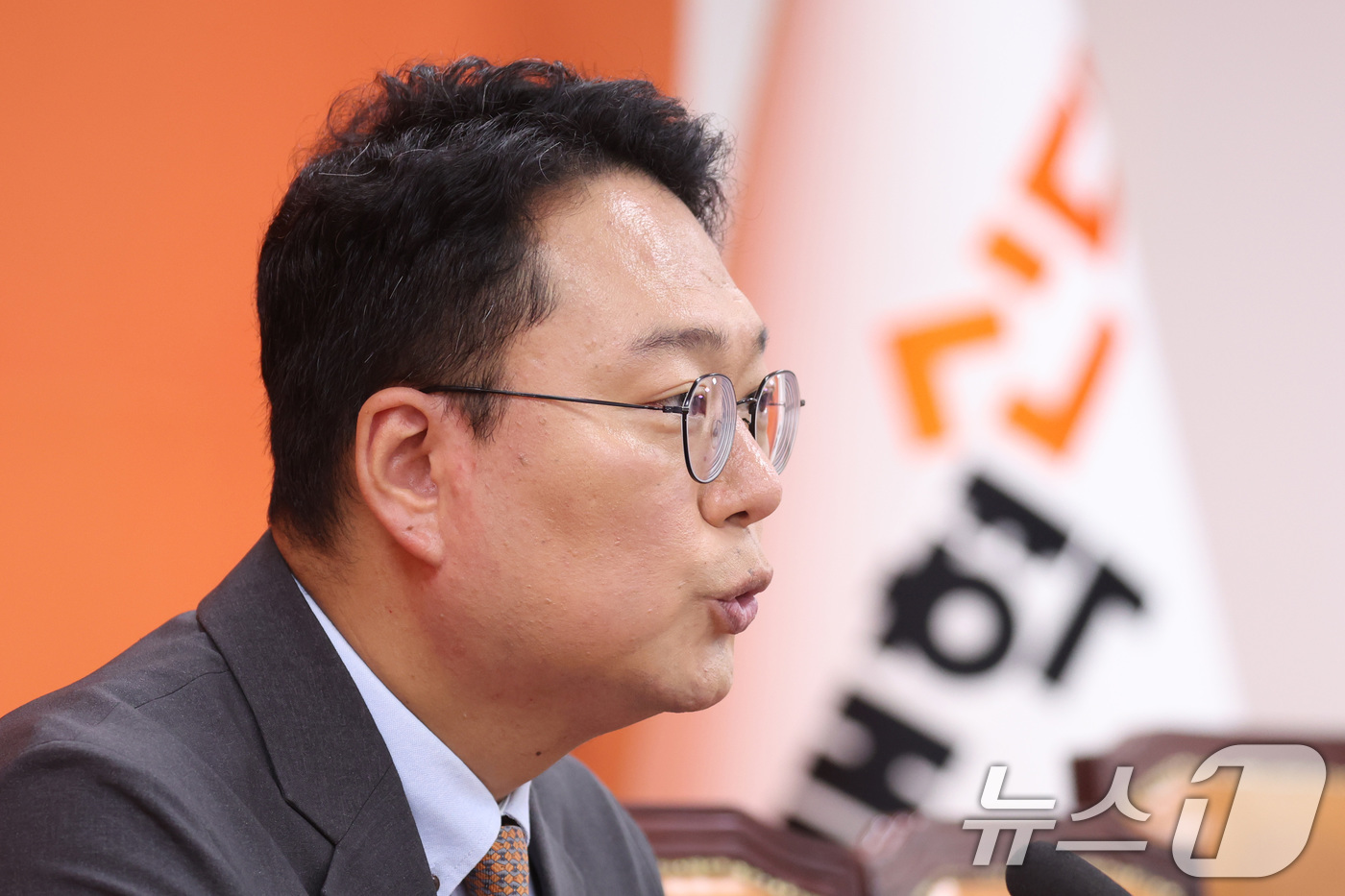 (서울=뉴스1) 신웅수 기자 = 천하람 개혁신당 당대표 권한대행 겸 원내대표가 7일 서울 여의도 국회에서 비상대책위원회 설치 당헌 개정안 찬반투표 실시 관련 기자간담회를 하고 있다 …