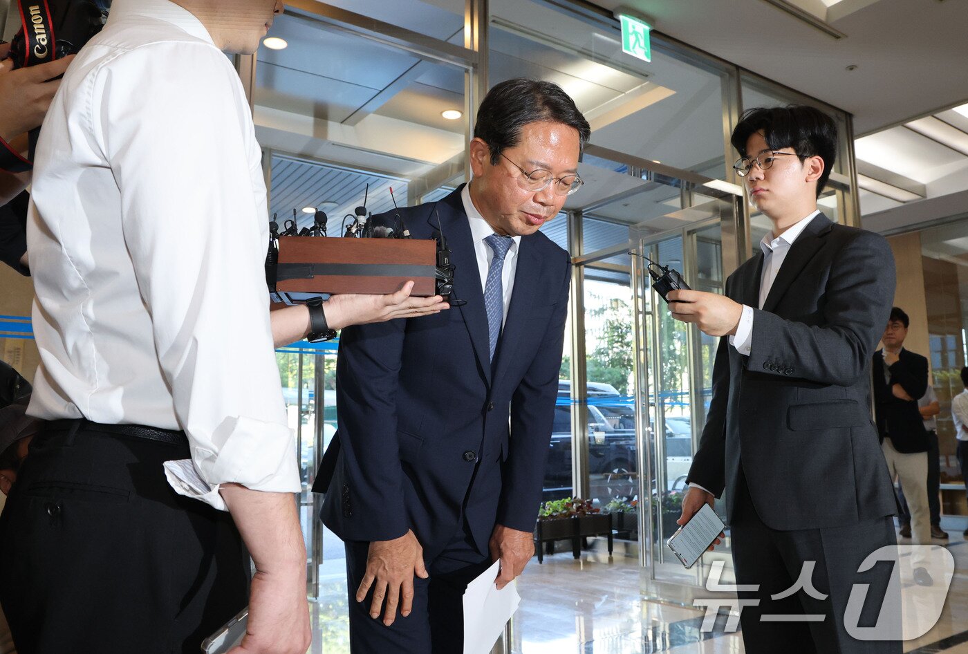 본문 이미지 - 김승원 법무부 장관 후보자가 7일 오전 서울 종로구 적선현대빌딩에 마련된 인사청문회 준비사무실로 출근하며 신약 승인 청탁 의혹 등과 관련해 입장을 밝힌 뒤 허리 숙여 인사하고 있다. 2026.9.7 ⓒ 뉴스1 이광호 기자