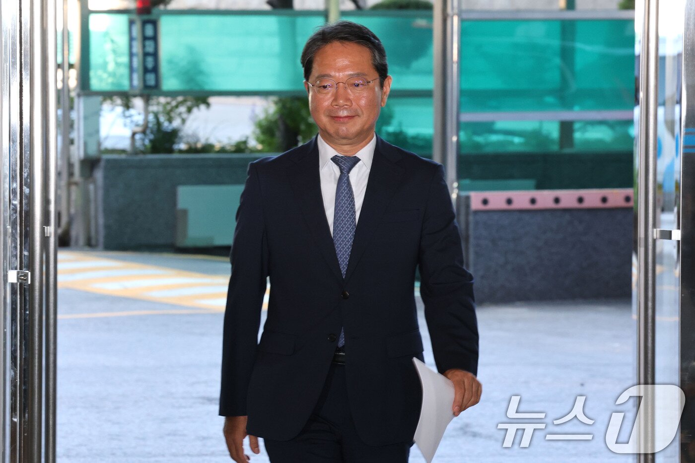 본문 이미지 - 김승원 법무부 장관 후보자가 7일 오전 서울 종로구 적선현대빌딩에 마련된 인사청문회 준비사무실로 출근하고 있다. 2026.9.7 ⓒ 뉴스1 이광호 기자