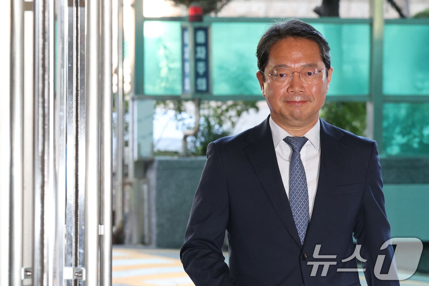 본문 이미지 - 김승원 법무부 장관 후보자가 7일 오전 서울 종로구 적선현대빌딩에 마련된 인사청문회 준비사무실로 출근하고 있다. 2026.9.7 ⓒ 뉴스1 이광호 기자