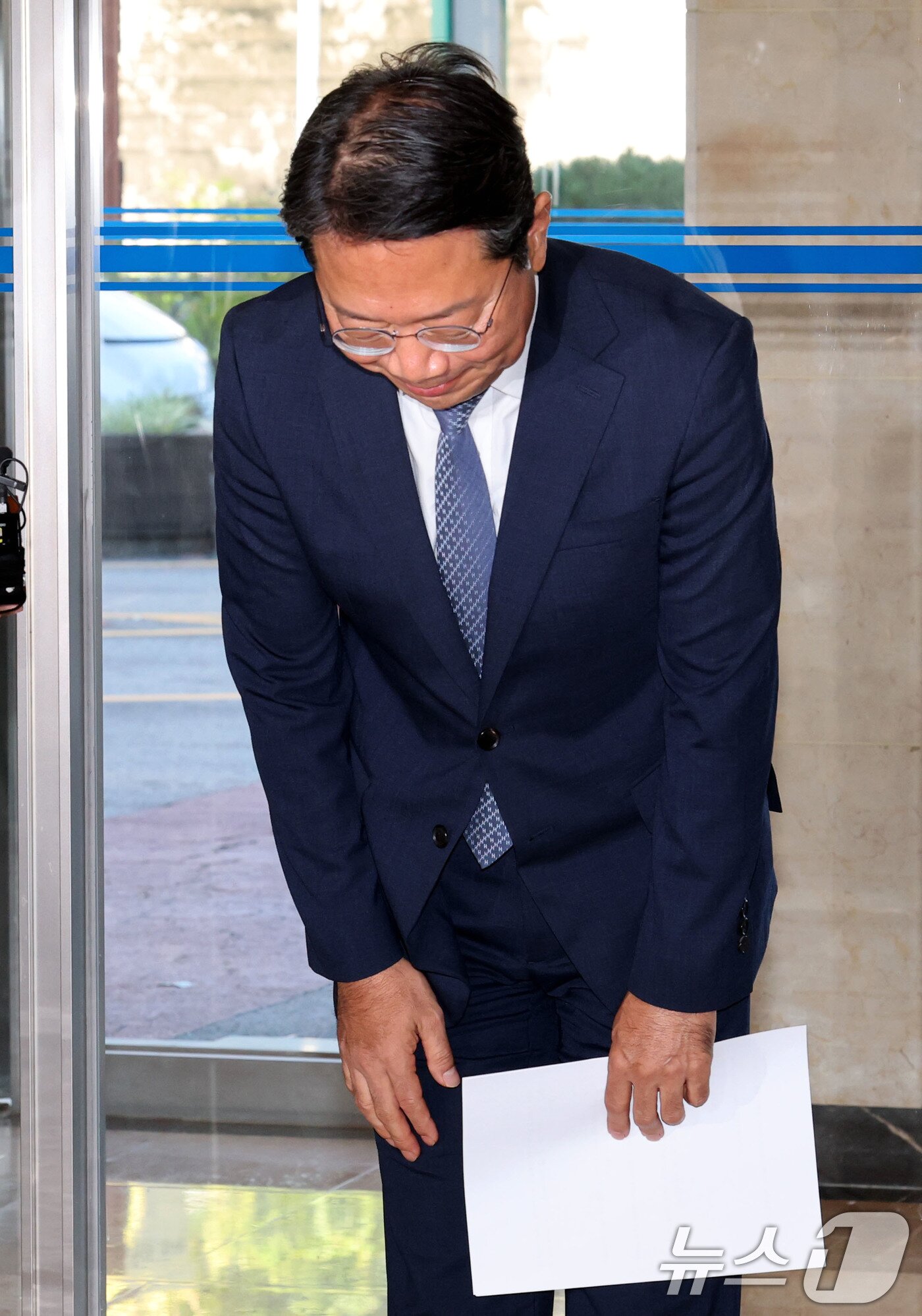 본문 이미지 - 김승원 법무부 장관 후보자가 7일 오전 서울 종로구 적선현대빌딩에 마련된 인사청문회 준비사무실로 출근하며 신약 승인 청탁 의혹 등과 관련해 입장을 밝히기 앞서 인사하고 있다. 2026.9.7 ⓒ 뉴스1 이광호 기자