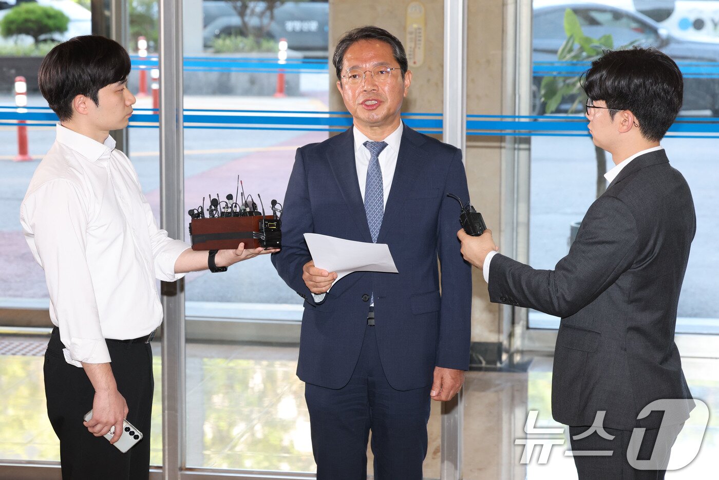 본문 이미지 - 김승원 법무부 장관 후보자가 7일 오전 서울 종로구 적선현대빌딩에 마련된 인사청문회 준비사무실로 출근하며 신약 승인 청탁 의혹 등과 관련해 입장을 밝히고 있다. 2026.9.7 ⓒ 뉴스1 이광호 기자