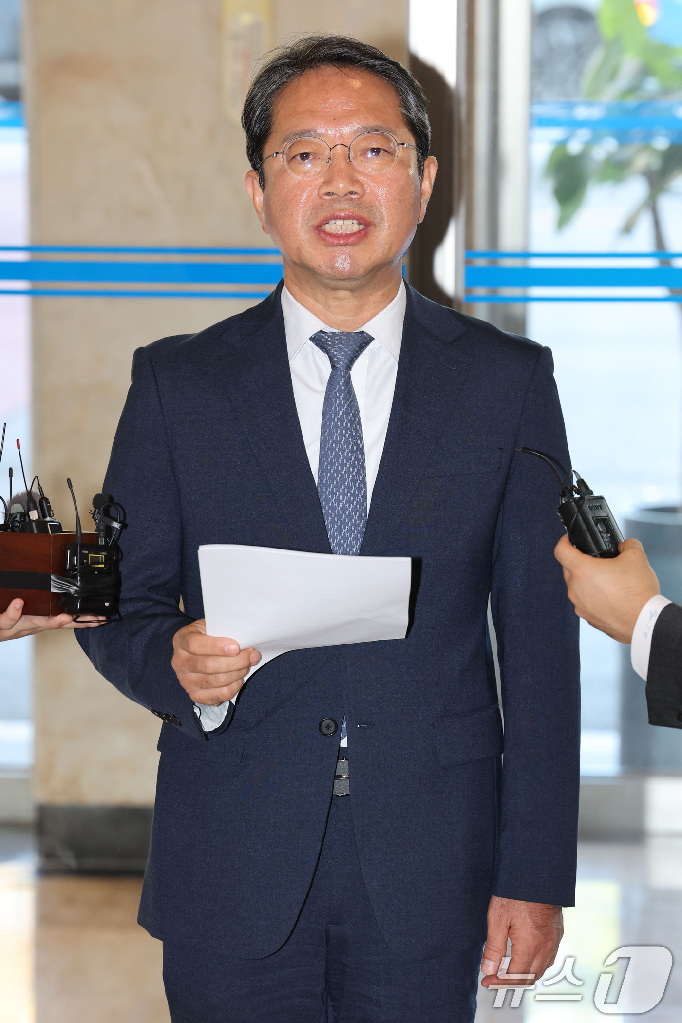 (서울=뉴스1) 이광호 기자 = 김승원 법무부 장관 후보자가 7일 오전 서울 종로구 적선현대빌딩에 마련된 인사청문회 준비사무실로 출근하며 신약 승인 청탁 의혹 등과 관련해 입장을 …
