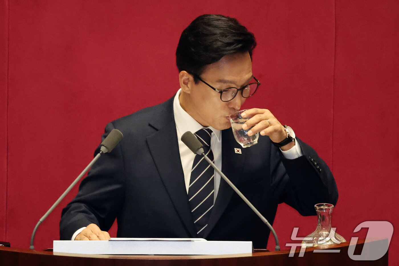 본문 이미지 - 김민석 더불어민주당 대표가 7일 오전 서울 여의도 국회에서 열린 제439회국회(정기회) 제3차 본회의에서 교섭단체 대표연설 중 물을 마시고 있다. 2026.9.7 ⓒ 뉴스1 황기선 기자