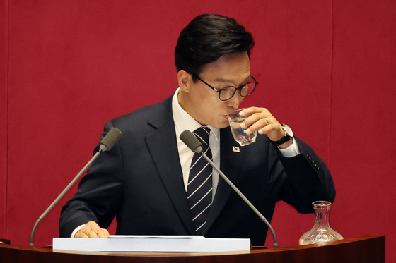 물 마시는 김민석 대표