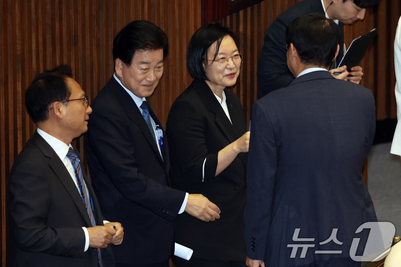 (서울=뉴스1) 황기선 기자 = 한성숙 국무총리가 7일 오전 서울 여의도 국회에서 열린 제439회국회(정기회) 제3차 본회의에서 의원들과 인사를 나누고 있다. 2026.9.7/뉴스 …