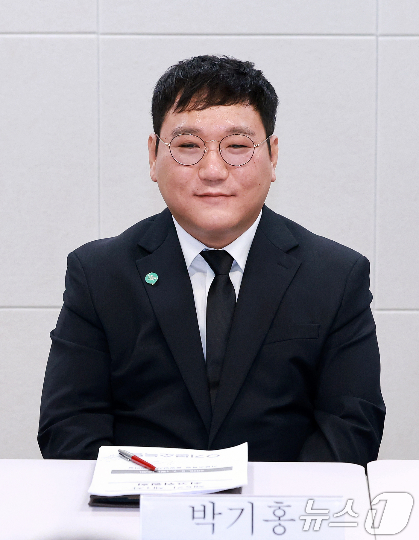 (서울=뉴스1) 이호윤 기자 = 용혜인 성평등가족부 장관 후보자의 남편 박기홍 기본소득당 최고위원이 7일 서울 여의도 기본소득당사에서 열린 최고위원회의에 참석하고 있다. 2026. …