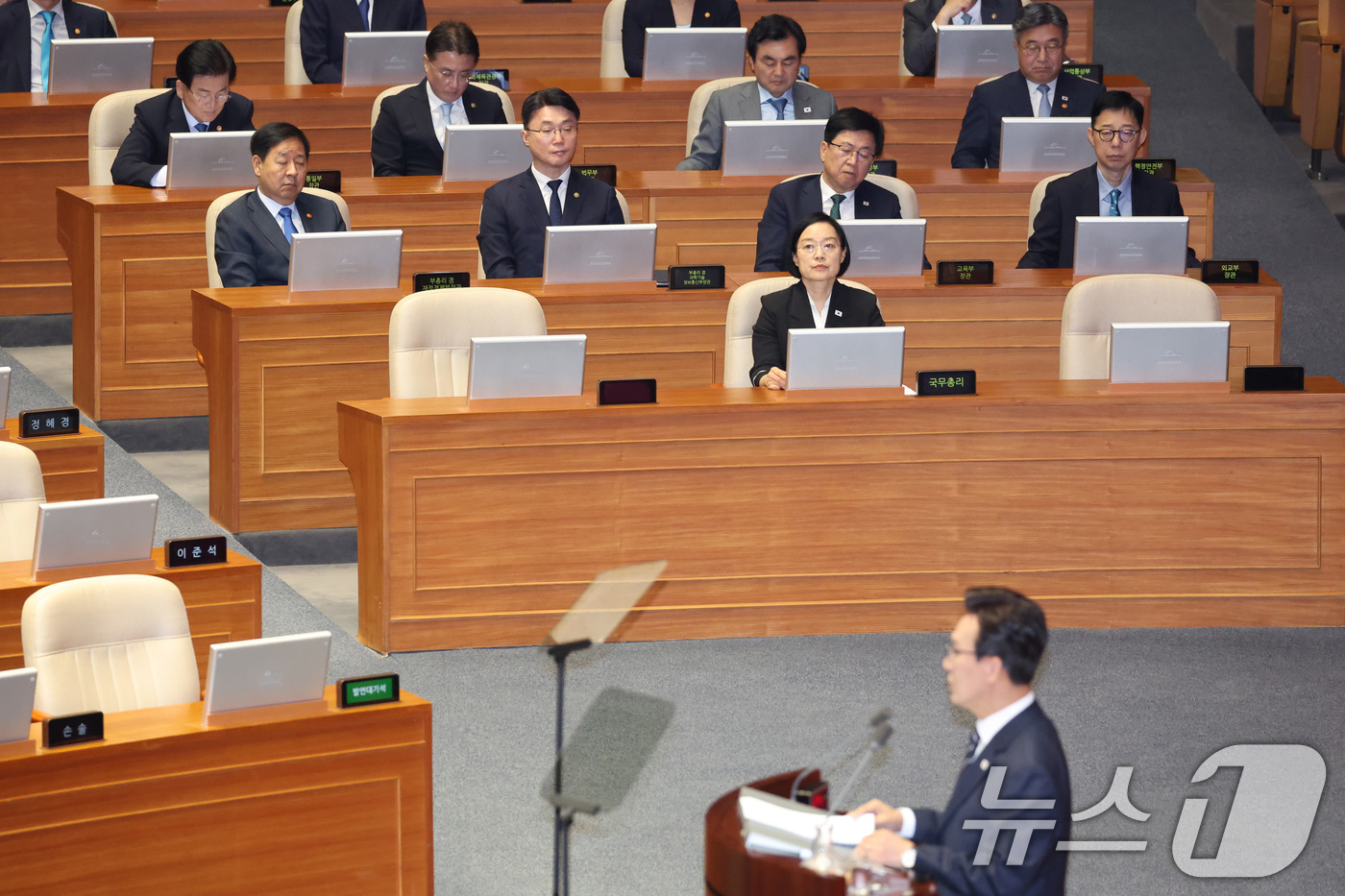(서울=뉴스1) 신웅수 기자 = 한성수 국무총리를 비롯한 국무위원들이 7일 오전 서울 여의도 국회에서 열린 제439회국회(정기회) 제3차 본회의에서 김민석 더불어민주당 대표의 국정 …