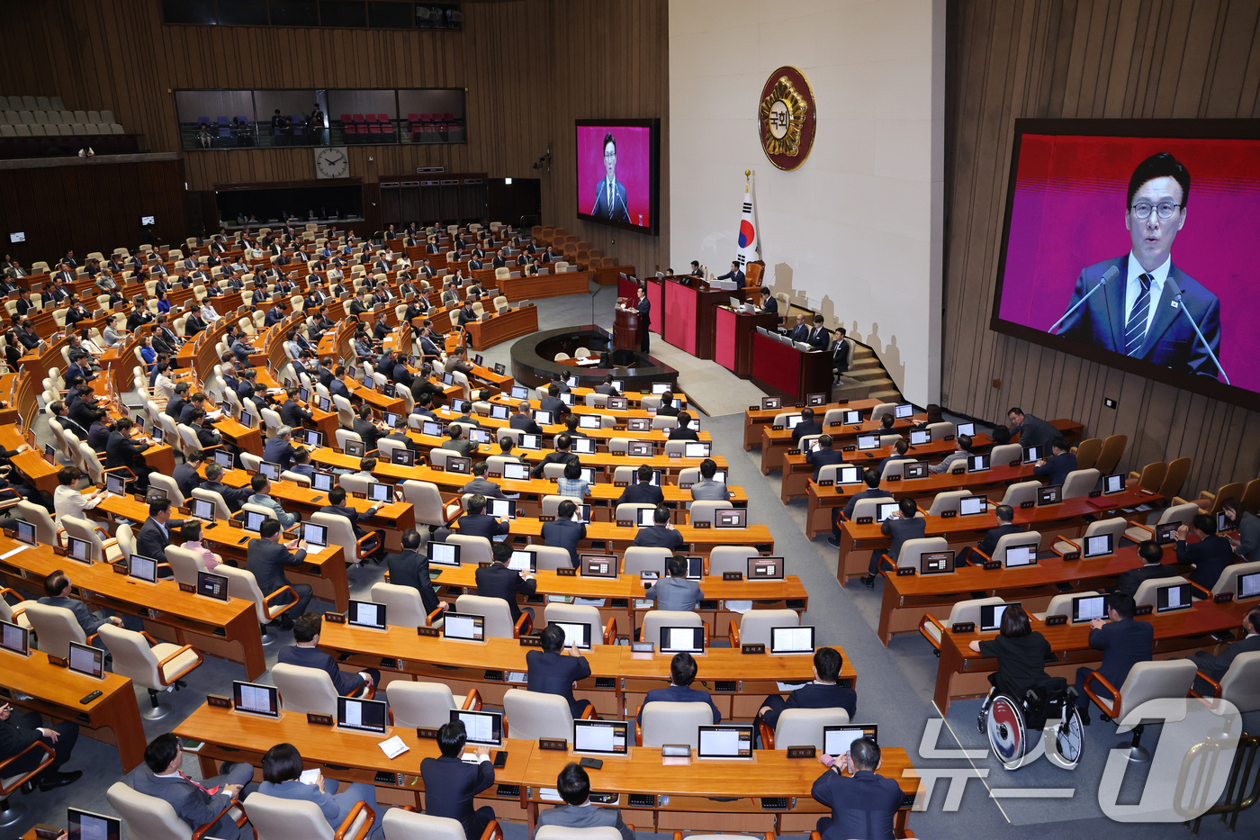 (서울=뉴스1) 신웅수 기자 = 김민석 더불어민주당 대표가 7일 오전 서울 여의도 국회에서 열린 제439회국회(정기회) 제3차 본회의에서 국정에 관한 교섭단체 대표연설을 하고 있다 …