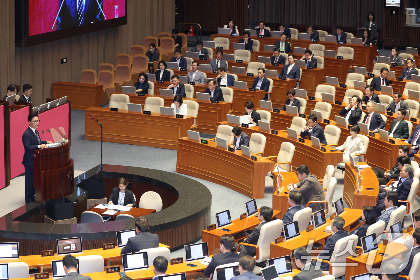 (서울=뉴스1) 신웅수 기자 = 김민석 더불어민주당 대표가 7일 오전 서울 여의도 국회에서 열린 제439회국회(정기회) 제3차 본회의에서 국정에 관한 교섭단체 대표연설을 하고 있다 …