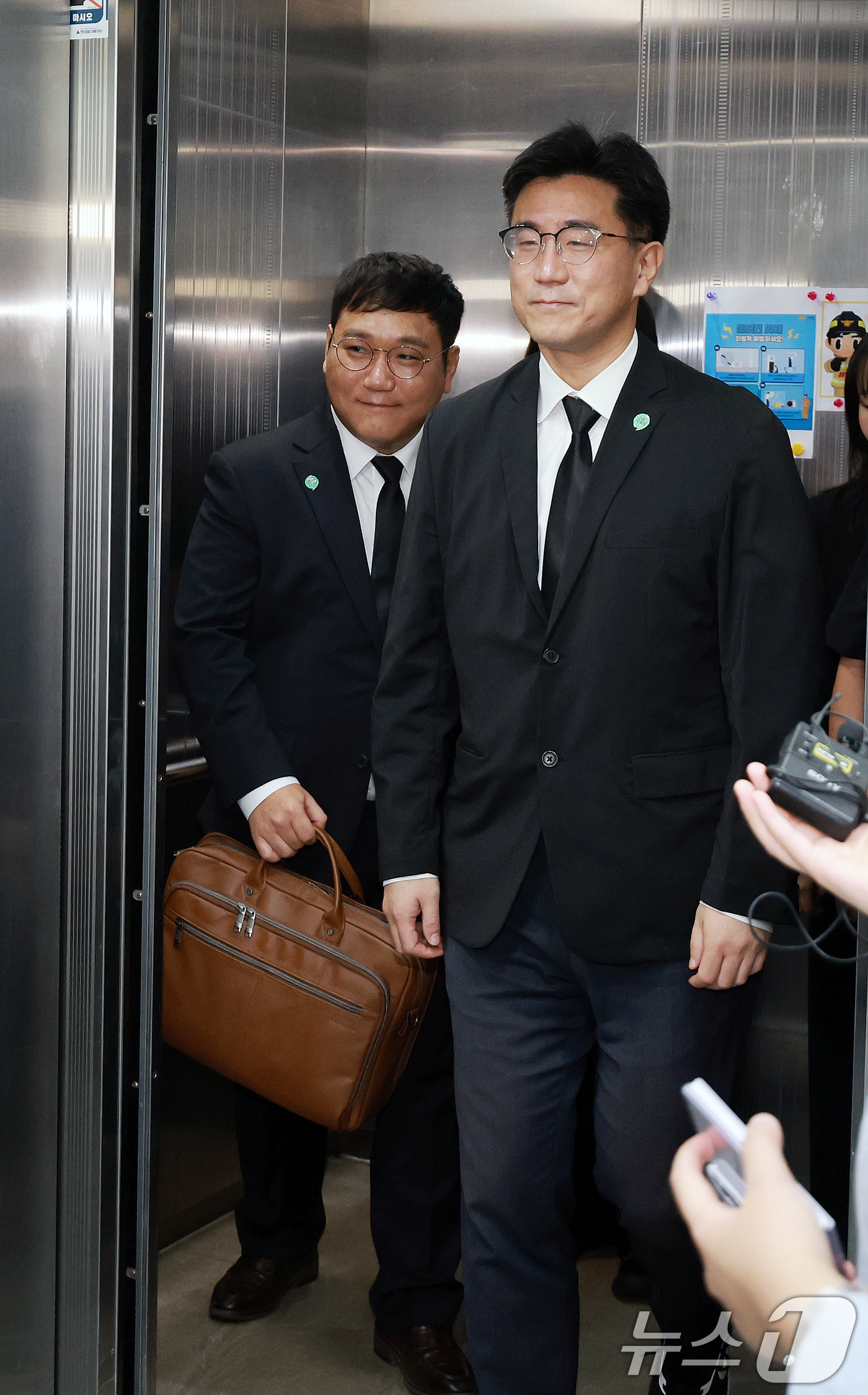 (서울=뉴스1) 이호윤 기자 = 오준호 기본소득당 당대표와 박기홍 최고위원이 7일 서울 여의도 기본소득당사에서 열린 최고위원회의에 참석하고 있다. 2026.9.7/뉴스1