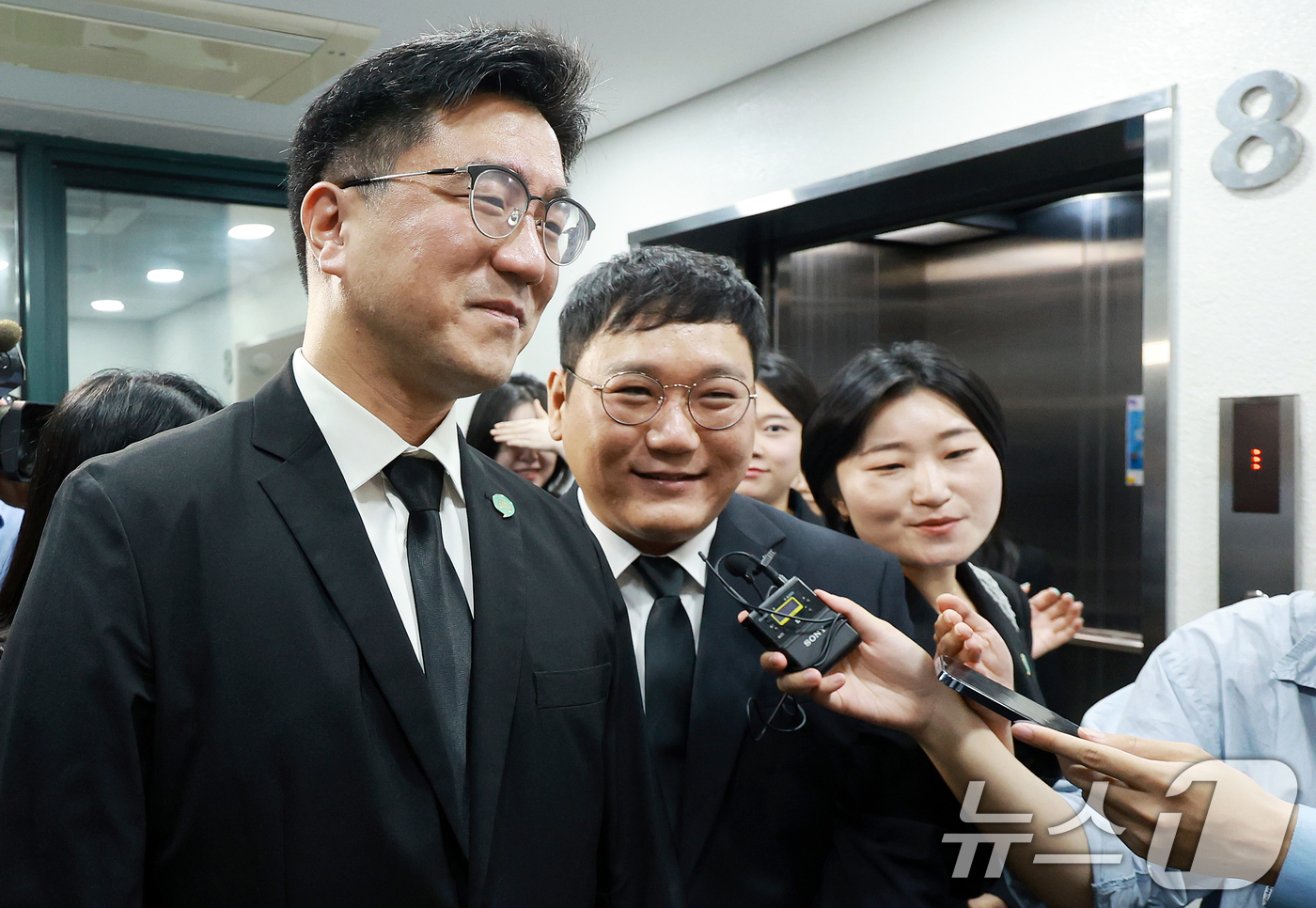 (서울=뉴스1) 이호윤 기자 = 오준호 기본소득당 당대표와 박기홍, 신지혜 최고위원이 7일 서울 여의도 기본소득당사에서 열린 최고위원회의에 참석하고 있다. 2026.9.7/뉴스1