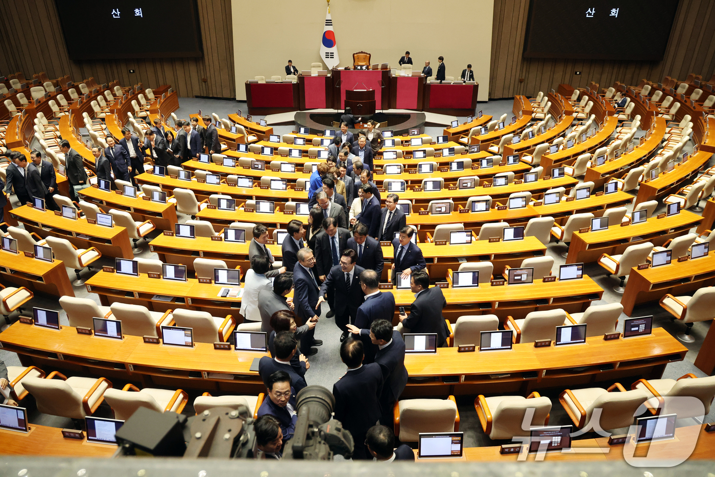 (서울=뉴스1) 황기선 기자 = 김민석 더불어민주당 대표가 7일 오전 서울 여의도 국회에서 열린 제439회국회(정기회) 제3차 본회의에서 교섭단체 대표연설을 마치고 의원들과 인사하 …