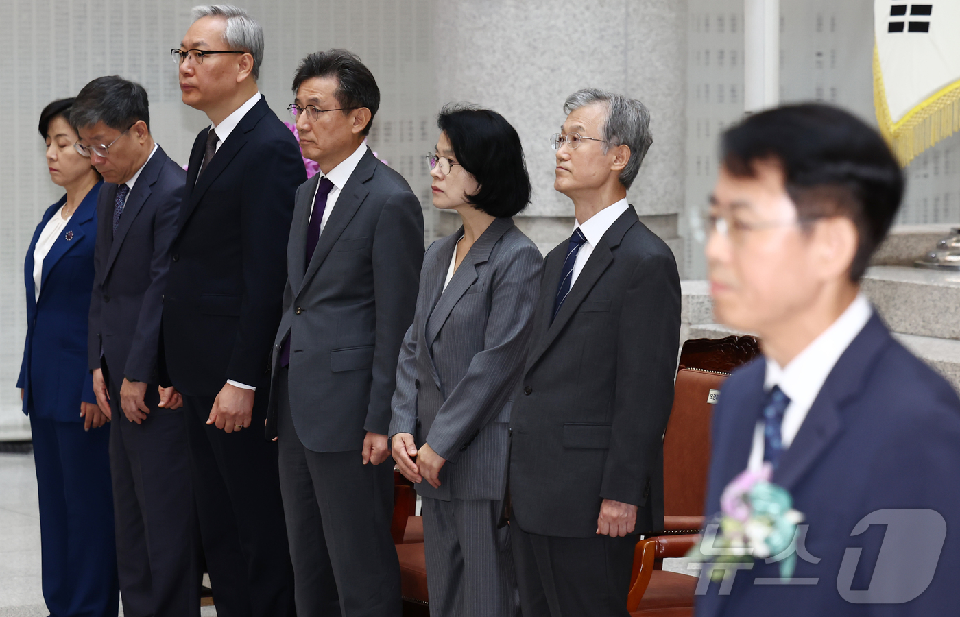 (서울=뉴스1) 김민지 기자 = 조희대 대법원장이 7일 오전 서울 서초구 대법원에서 열린 이흥구 대법관 퇴임식에서 대법관들과 자리하고 있다. 오른쪽은 이 대법관. 2026.9.7/ …