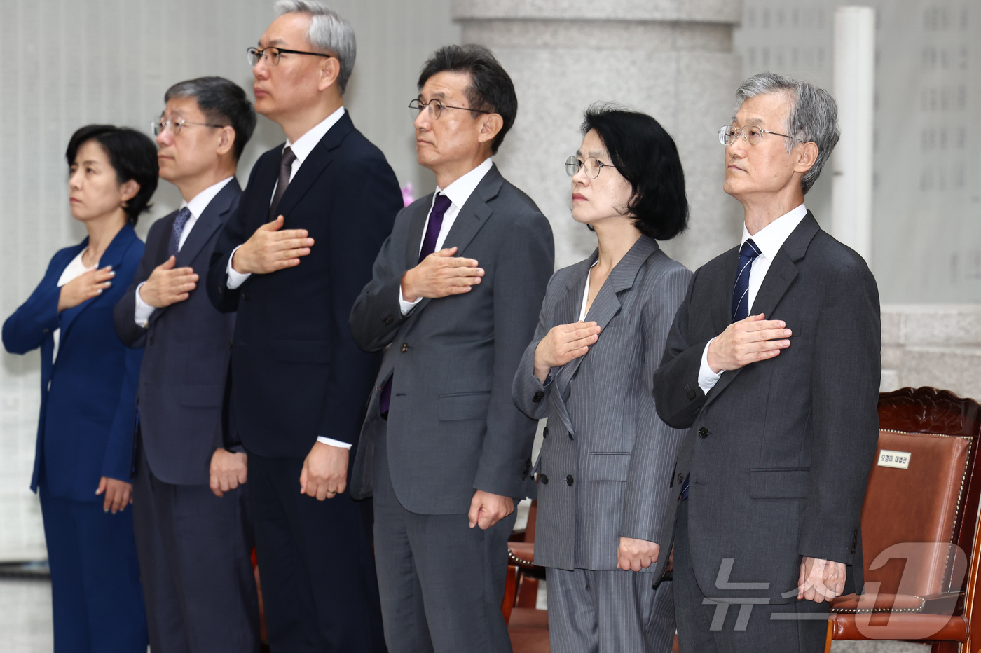 (서울=뉴스1) 김민지 기자 = 조희대 대법원장이 7일 오전 서울 서초구 대법원에서 열린 이흥구 대법관 퇴임식에서 대법관들과 국민의례를 하고 있다. 2026.9.7/뉴스1