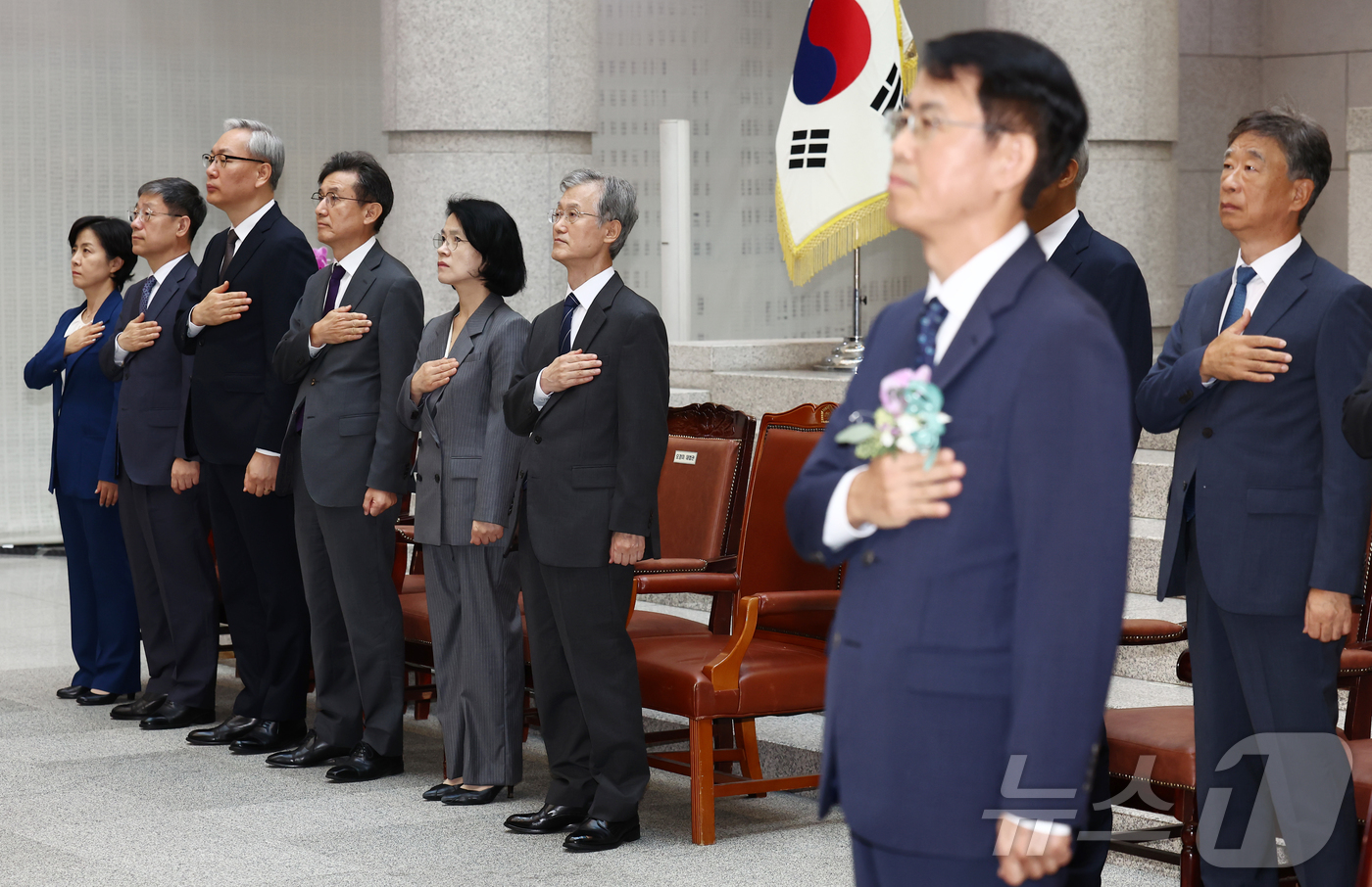 (서울=뉴스1) 김민지 기자 = 조희대 대법원장과 이흥구 대법관 등이 7일 오전 서울 서초구 대법원에서 열린 이 대법관의 퇴임식에서 국민의례를 하고 있다. 2026.9.7/뉴스1