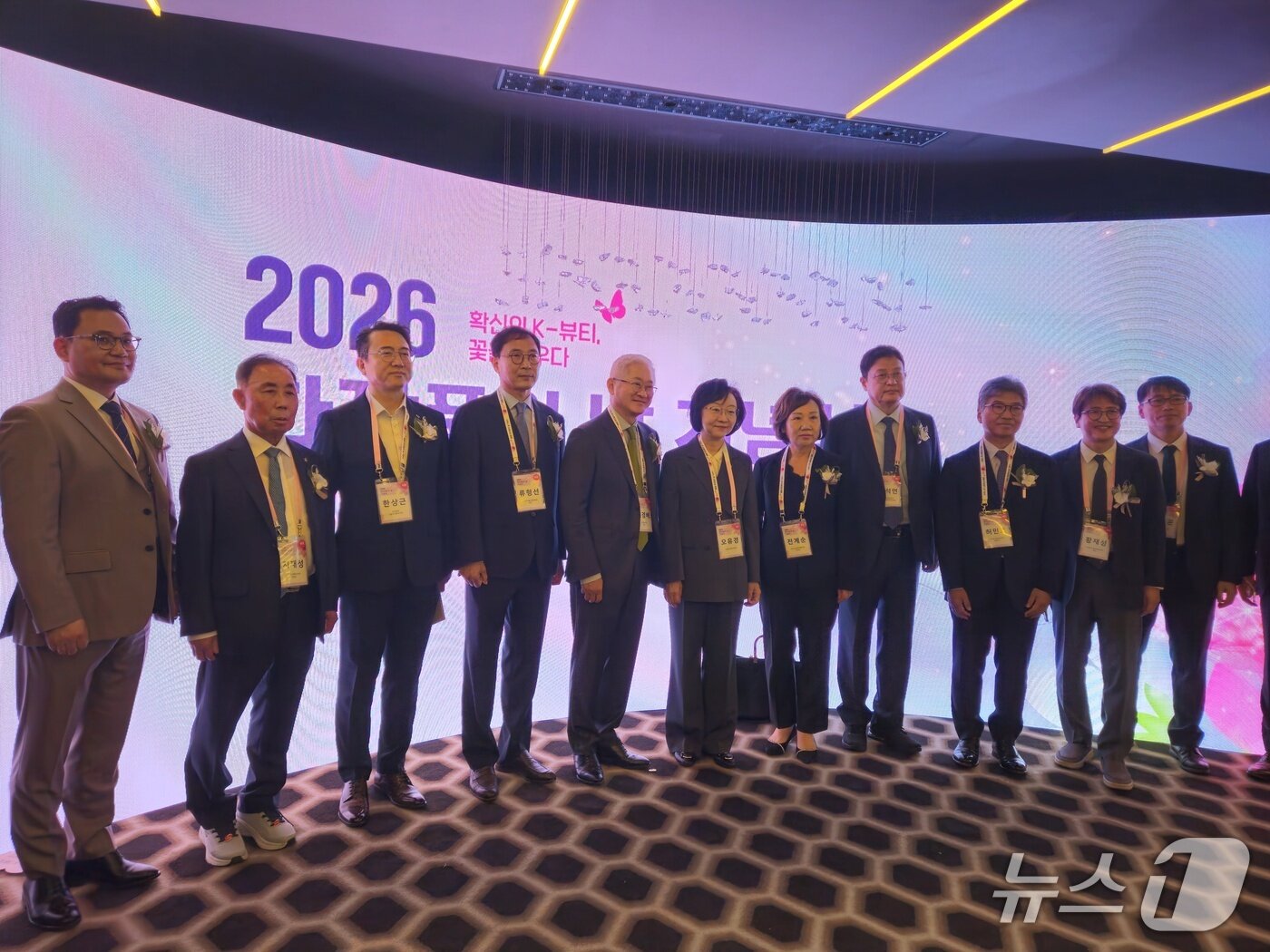 본문 이미지 - 2026 화장품의 날 기념식 기념촬영 ⓒ 뉴스1 박혜연 기자