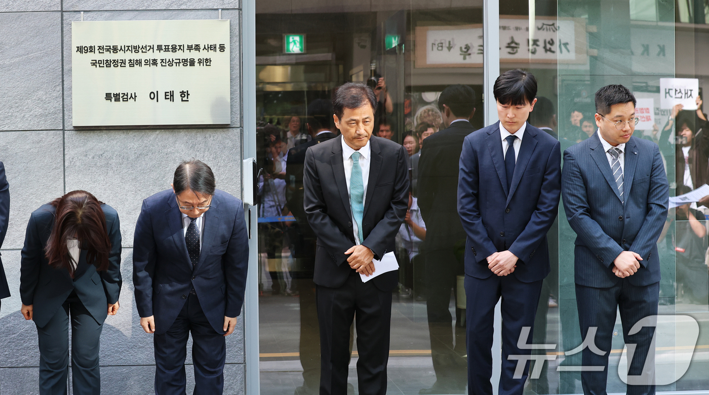 (서울=뉴스1) 오대일 기자 = 6·3 지방선거 투표용지 부족 사태 등 중앙선거관리위원회를 둘러싼 의혹을 수사할 특별검사팀(선관위 특검) 이태한 특검(가운데)과 특검보들이 7일 오 …