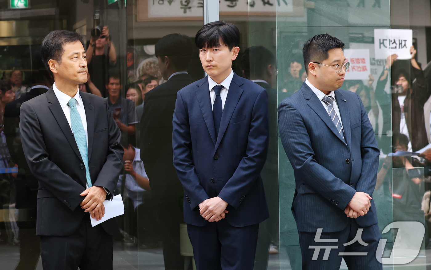 (서울=뉴스1) 오대일 기자 = 6·3 지방선거 투표용지 부족 사태 등 중앙선거관리위원회를 둘러싼 의혹을 수사할 특별검사팀(선관위 특검) 이태한 특검(왼쪽)과 특검보들이 7일 오전 …