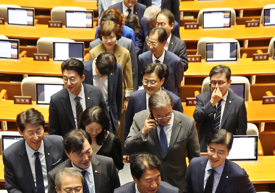 연설 마치고 인사 나누는 김민석 대표