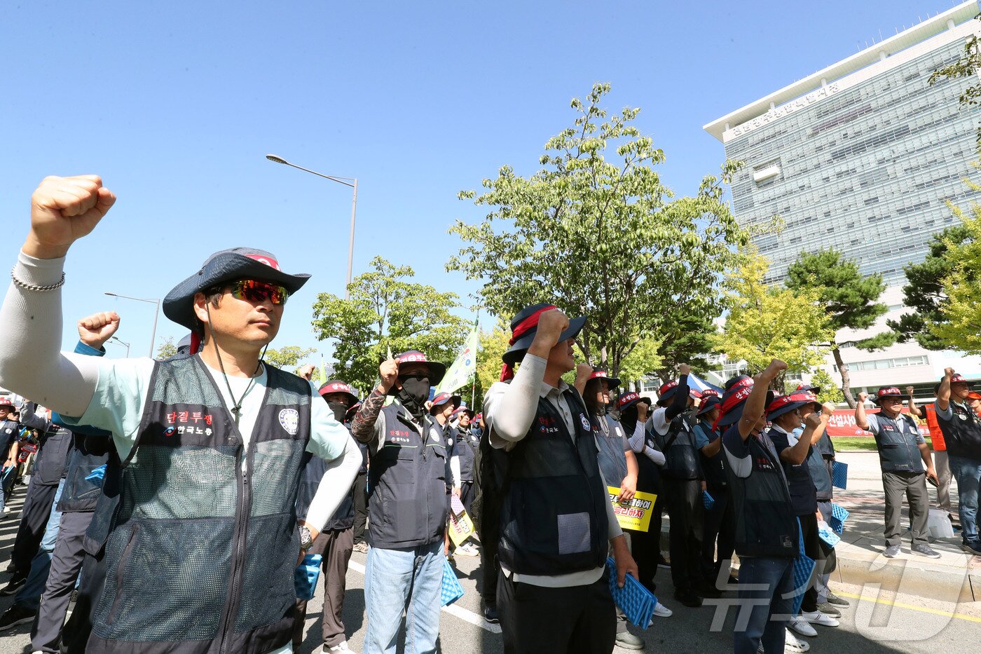 본문 이미지 - 광주전남레미콘운송노동조합이 7일 오전 전남광주통합특별시청 앞에서 '2026 단체협상 촉구 및 임단협 쟁취 결의대회'를 열고 있다. 2026.9.7 ⓒ 뉴스1 조수민 기자