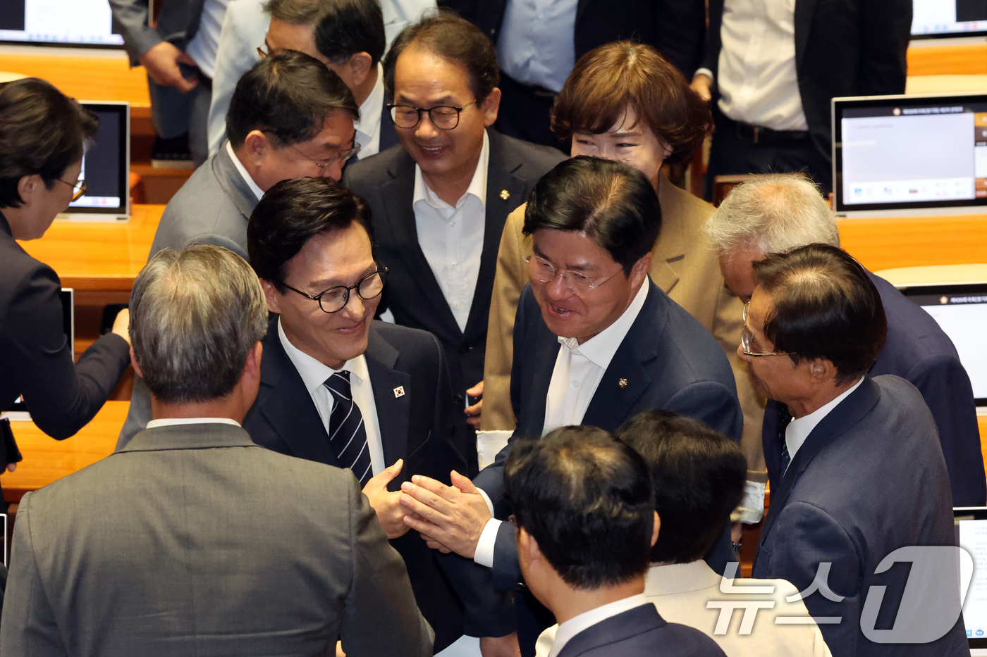 (서울=뉴스1) 황기선 기자 = 김민석 더불어민주당 대표가 7일 오전 서울 여의도 국회에서 열린 제439회국회(정기회) 제3차 본회의에서 교섭단체 대표연설을 마치고 의원들과 인사하 …