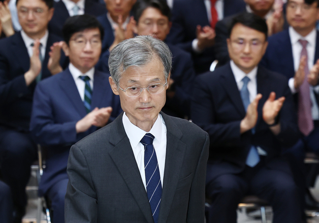 이흥구 대법관 퇴임식 참석하는 조희대 대법원장