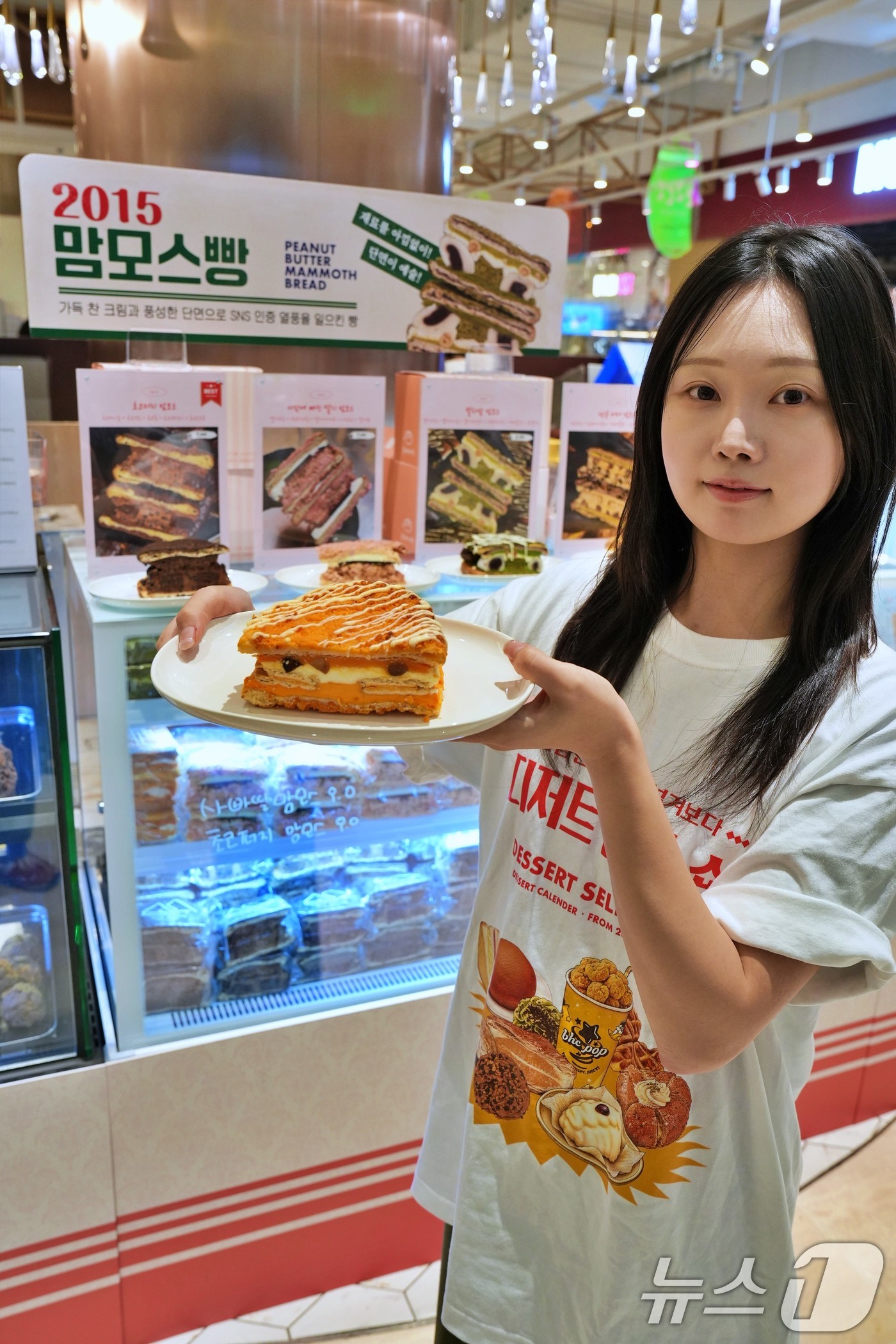 (서울=뉴스1) = 7일 서울 송파구 잠실 롯데월드몰에서 모델들이 시대를 풍미했던 대한민국 대표 디저트들을 한곳에서 만날 수 있는 팝업스토어 ‘디저트 셀렉-숀’을 소개하고 있다.오 …