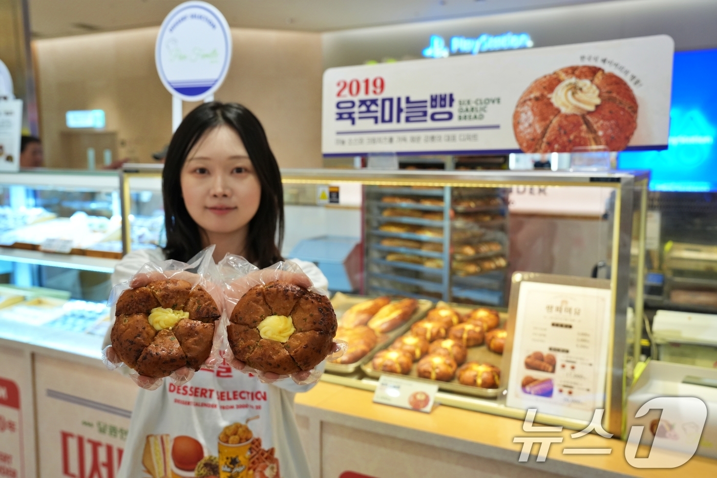 (서울=뉴스1) = 7일 서울 송파구 잠실 롯데월드몰에서 모델들이 시대를 풍미했던 대한민국 대표 디저트들을 한곳에서 만날 수 있는 팝업스토어 ‘디저트 셀렉-숀’을 소개하고 있다.오 …