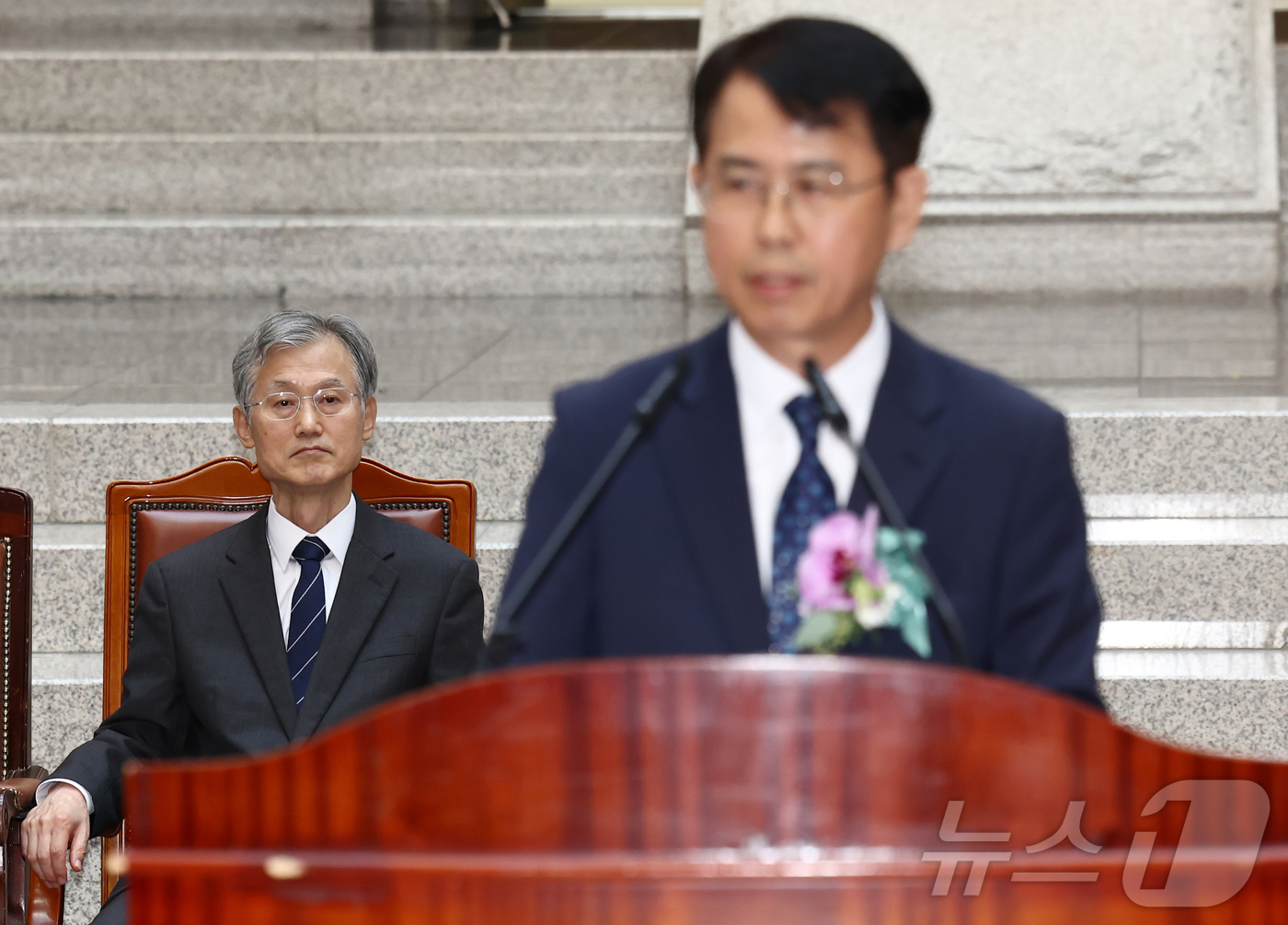 (서울=뉴스1) 김민지 기자 = 조희대 대법원장이 7일 오전 서울 서초구 대법원에서 열린 이흥구 대법관 퇴임식에서 이 대법관의 퇴임사를 경청하고 있다. 2026.9.7/뉴스1