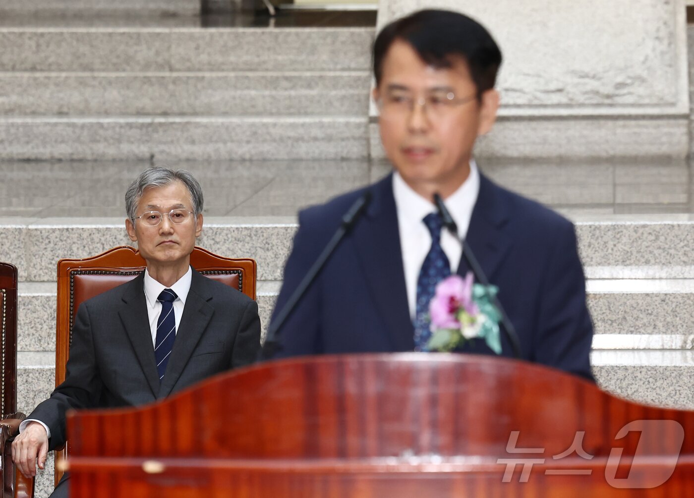본문 이미지 - 조희대 대법원장이 7일 오전 서울 서초구 대법원에서 열린 이흥구 대법관 퇴임식에서 이 대법관의 퇴임사를 경청하고 있다. 2026.9.7 ⓒ 뉴스1 김민지 기자